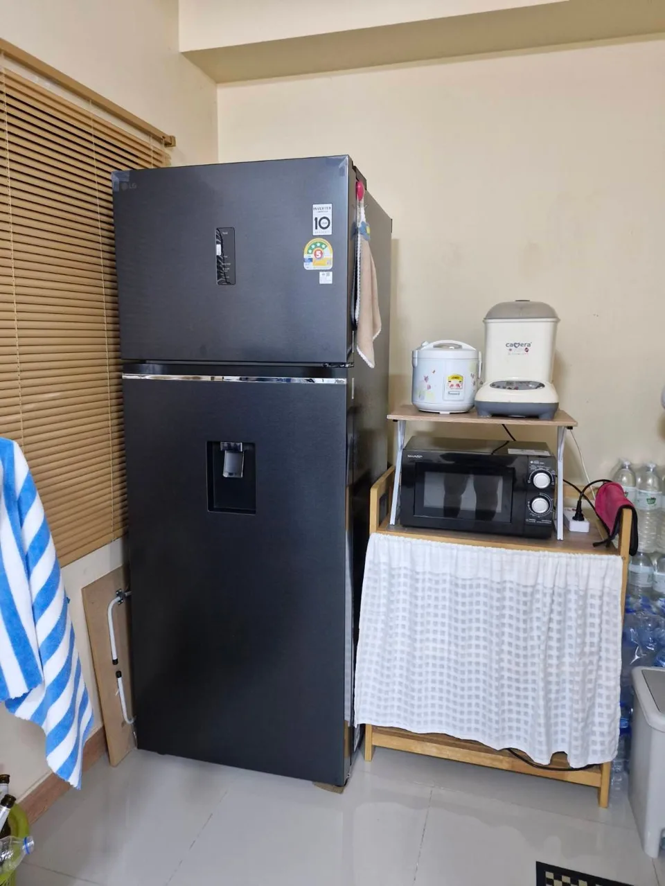 ตู้เย็น LG 2 ประตู มีที่กดน้ำหน้าตู้