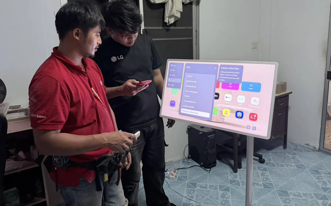 จอ LG StanbyME 2 Max ในห้องรับแขก